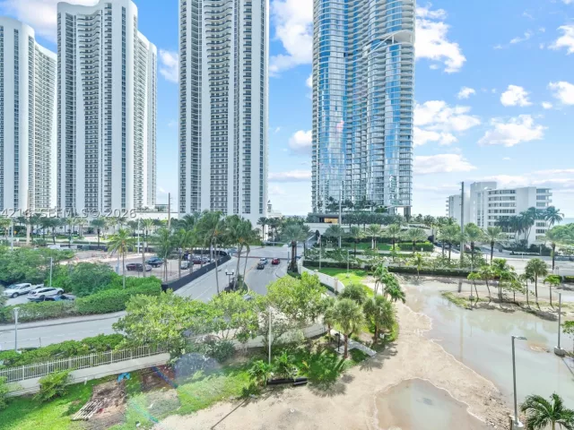 2-bedroom condo for sale in Sunny Isles Beach - 100 Bayview Dr 507 - MondialRealty