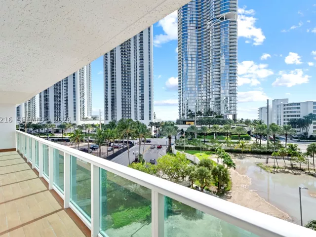 2-bedroom condo for sale in Sunny Isles Beach - 100 Bayview Dr 507 - MondialRealty