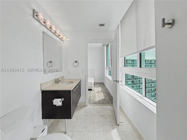 2-bedroom condo for rent in Miami - 1900 N Bayshore Dr 3811 - MondialRealty