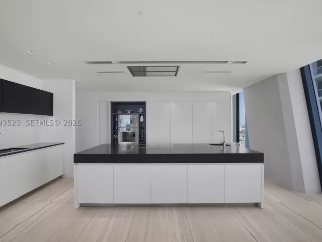 4-bedroom condo for sale in Miami - 1000 Biscayne Blvd 2702 - MondialRealty
