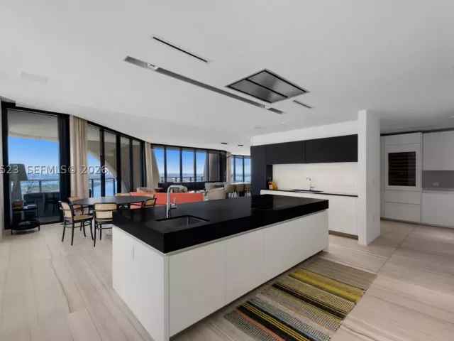 4-bedroom condo for sale in Miami - 1000 Biscayne Blvd 2702 - MondialRealty