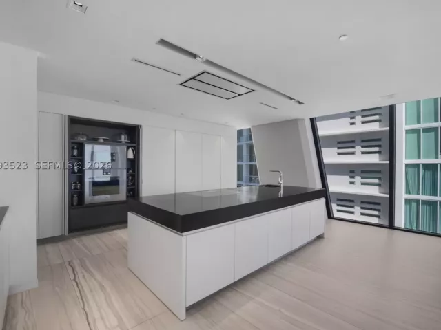 4-bedroom condo for sale in Miami - 1000 Biscayne Blvd 2702 - MondialRealty