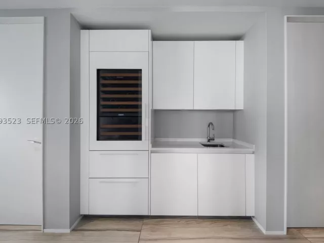 4-bedroom condo for sale in Miami - 1000 Biscayne Blvd 2702 - MondialRealty
