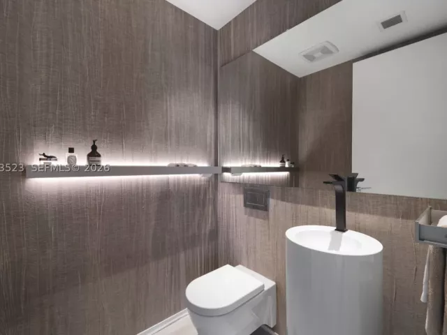 4-bedroom condo for sale in Miami - 1000 Biscayne Blvd 2702 - MondialRealty