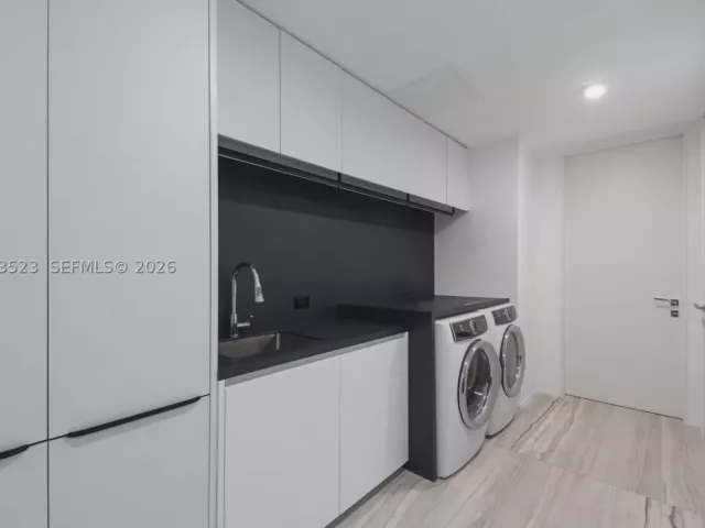 4-bedroom condo for sale in Miami - 1000 Biscayne Blvd 2702 - MondialRealty