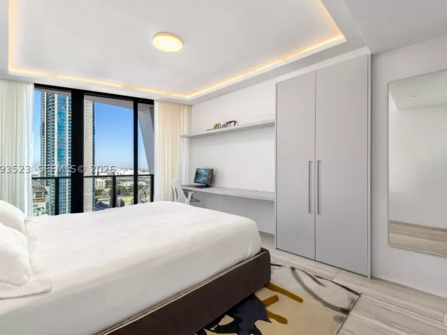 4-bedroom condo for sale in Miami - 1000 Biscayne Blvd 2702 - MondialRealty