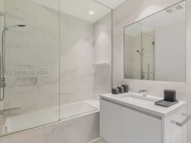 4-bedroom condo for sale in Miami - 1000 Biscayne Blvd 2702 - MondialRealty