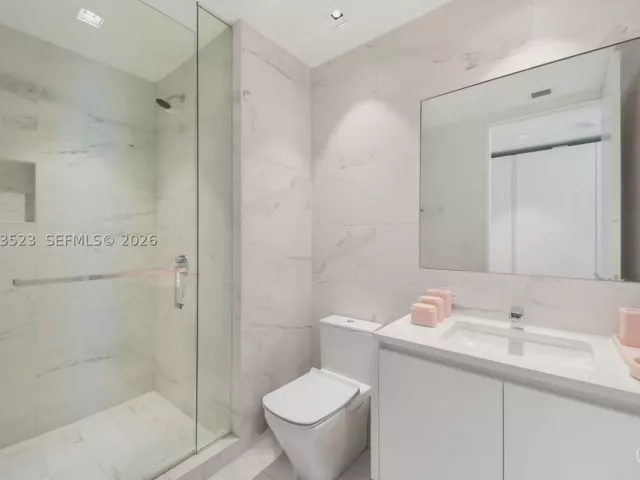 4-bedroom condo for sale in Miami - 1000 Biscayne Blvd 2702 - MondialRealty