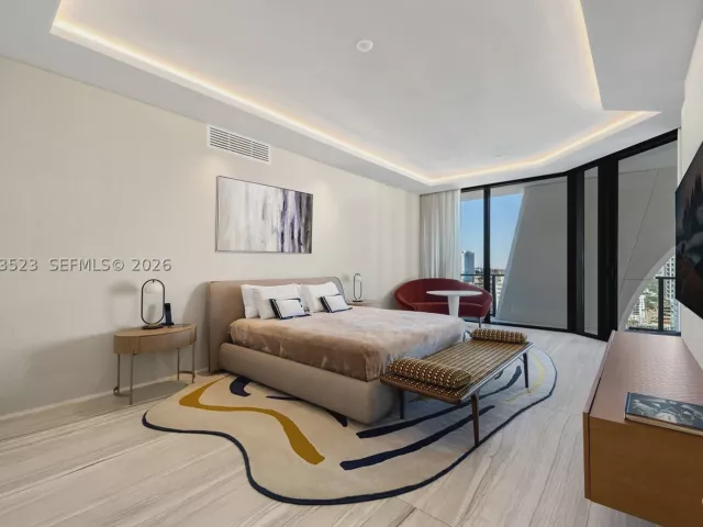 4-bedroom condo for sale in Miami - 1000 Biscayne Blvd 2702 - MondialRealty