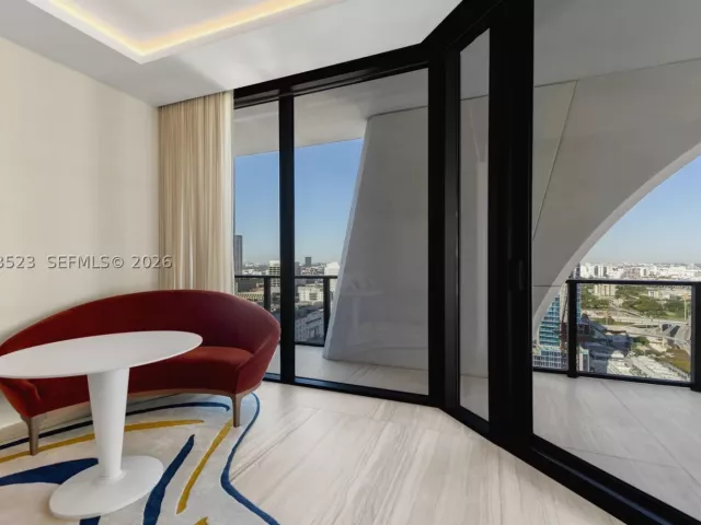 4-bedroom condo for sale in Miami - 1000 Biscayne Blvd 2702 - MondialRealty
