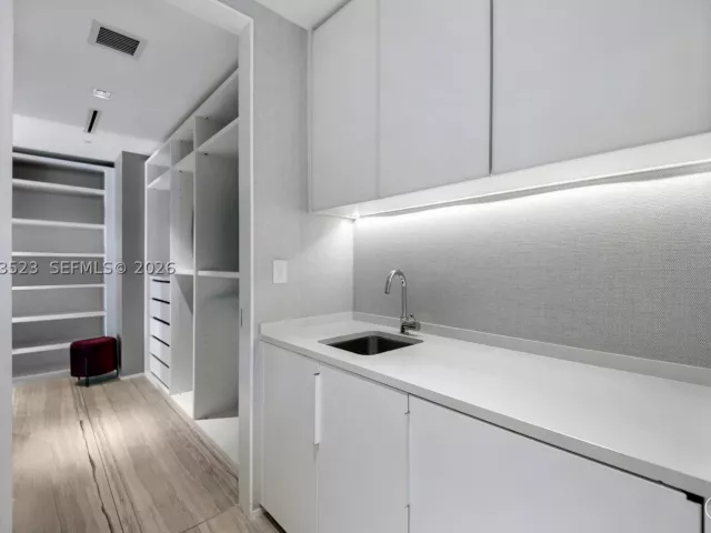 4-bedroom condo for sale in Miami - 1000 Biscayne Blvd 2702 - MondialRealty