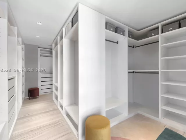 4-bedroom condo for sale in Miami - 1000 Biscayne Blvd 2702 - MondialRealty