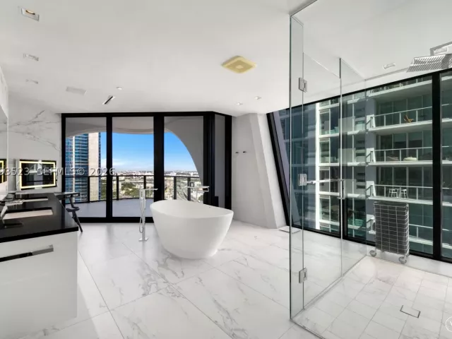 4-bedroom condo for sale in Miami - 1000 Biscayne Blvd 2702 - MondialRealty
