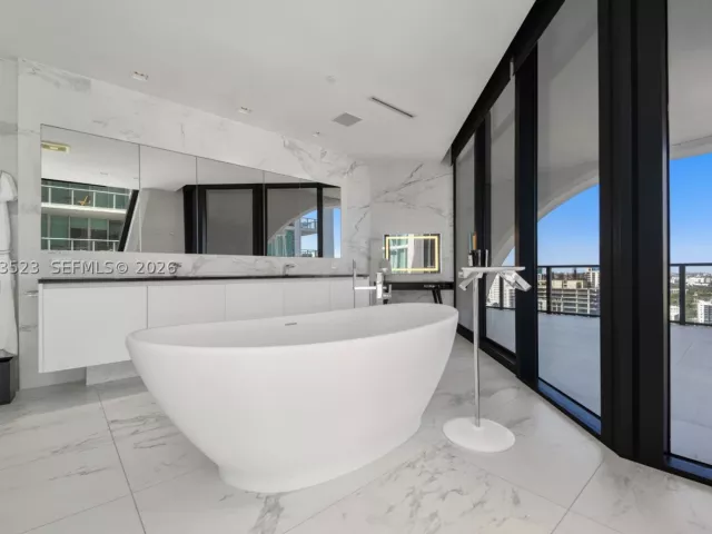 4-bedroom condo for sale in Miami - 1000 Biscayne Blvd 2702 - MondialRealty