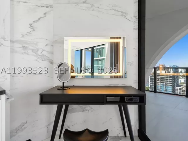 4-bedroom condo for sale in Miami - 1000 Biscayne Blvd 2702 - MondialRealty