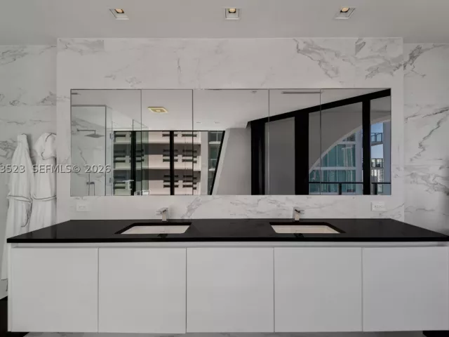 4-bedroom condo for sale in Miami - 1000 Biscayne Blvd 2702 - MondialRealty