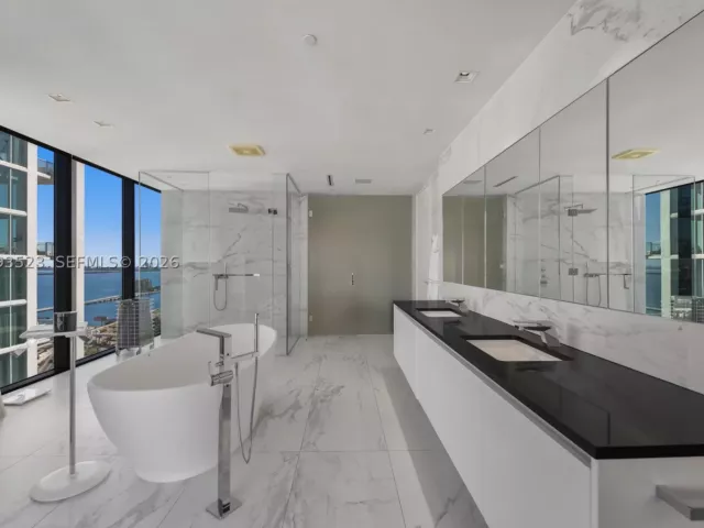 4-bedroom condo for sale in Miami - 1000 Biscayne Blvd 2702 - MondialRealty