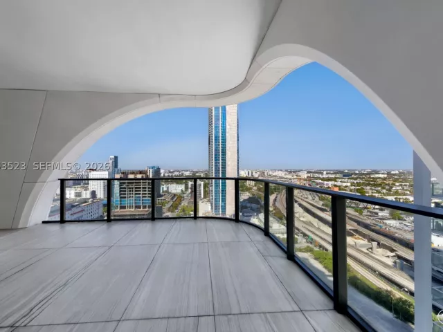 4-bedroom condo for sale in Miami - 1000 Biscayne Blvd 2702 - MondialRealty