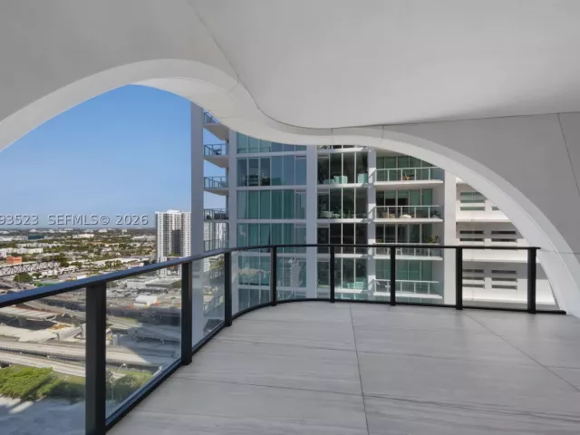 4-bedroom condo for sale in Miami - 1000 Biscayne Blvd 2702 - MondialRealty