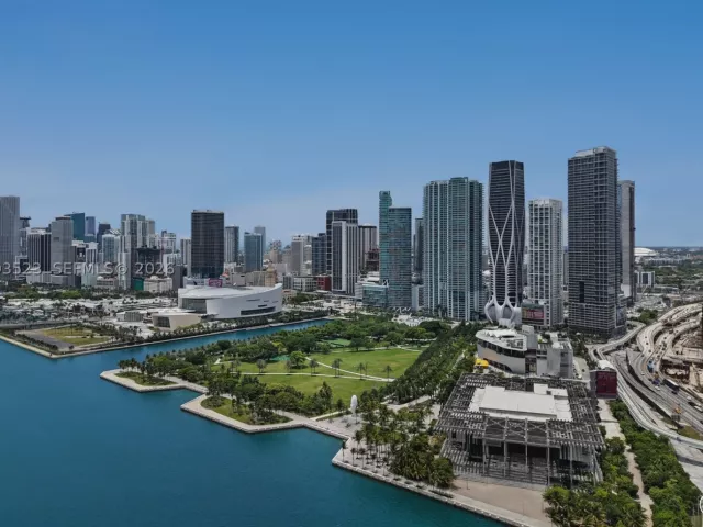 4-bedroom condo for sale in Miami - 1000 Biscayne Blvd 2702 - MondialRealty