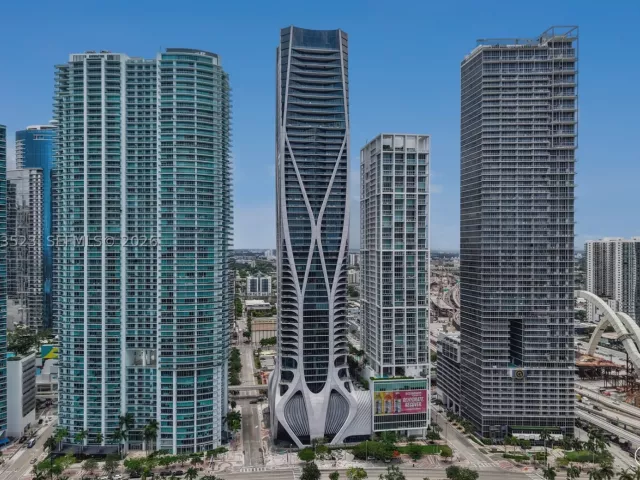 4-bedroom condo for sale in Miami - 1000 Biscayne Blvd 2702 - MondialRealty