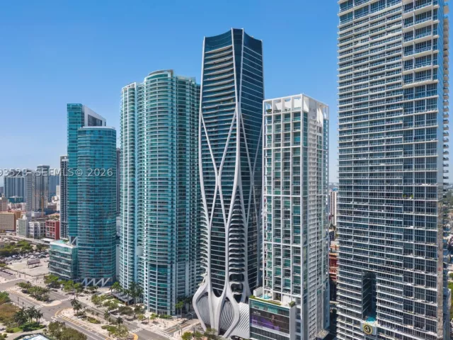 4-bedroom condo for sale in Miami - 1000 Biscayne Blvd 2702 - MondialRealty
