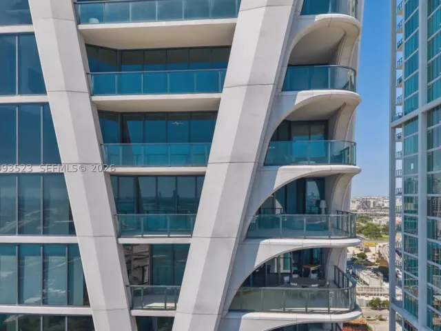 4-bedroom condo for sale in Miami - 1000 Biscayne Blvd 2702 - MondialRealty