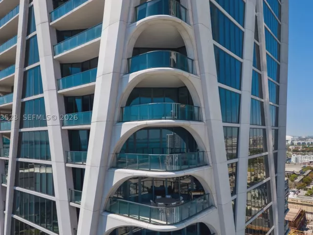 4-bedroom condo for sale in Miami - 1000 Biscayne Blvd 2702 - MondialRealty