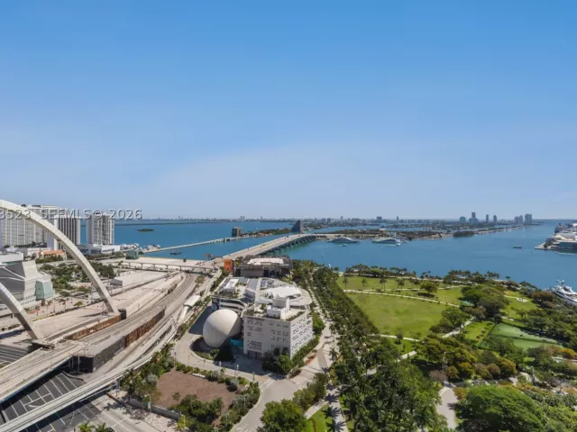 4-bedroom condo for sale in Miami - 1000 Biscayne Blvd 2702 - MondialRealty