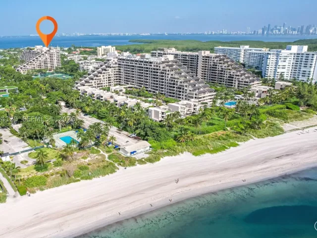 3-bedroom condo for sale in Key Biscayne - 151 Crandon Blvd 345 - MondialRealty
