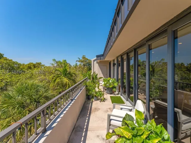 3-bedroom condo for sale in Key Biscayne - 151 Crandon Blvd 345 - MondialRealty