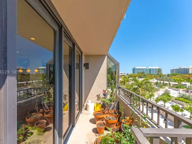 3-bedroom condo for sale in Key Biscayne - 151 Crandon Blvd 345 - MondialRealty