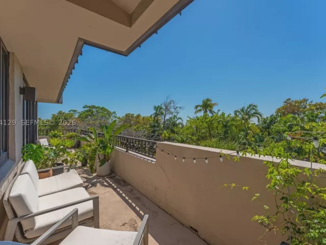 3-bedroom condo for sale in Key Biscayne - 151 Crandon Blvd 345 - MondialRealty