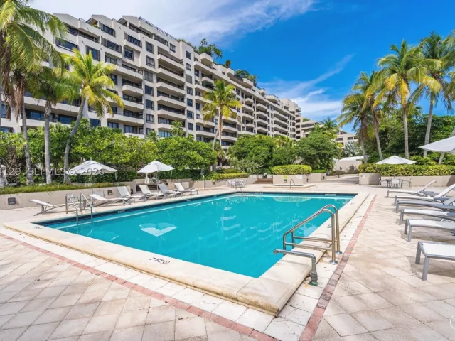 3-bedroom condo for sale in Key Biscayne - 151 Crandon Blvd 345 - MondialRealty