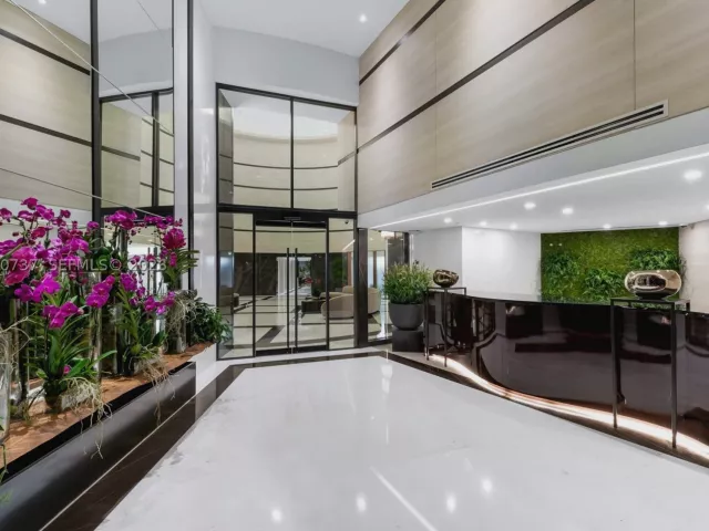 4-bedroom condo for sale in Miami Beach - 300 S Pointe Dr 3405 - MondialRealty