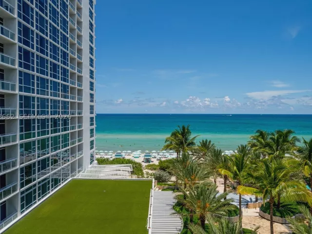 1-bedroom condo for sale in Miami Beach - 6801 Collins Ave 1414 - MondialRealty