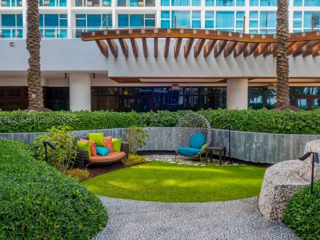 1-bedroom condo for sale in Miami Beach - 6801 Collins Ave 1414 - MondialRealty
