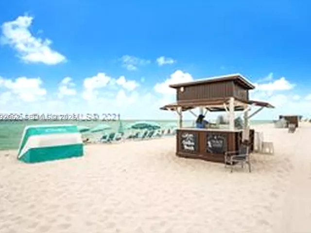 1-bedroom condo for sale in Miami Beach - 6801 Collins Ave 1414 - MondialRealty