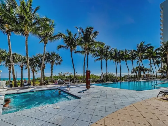 1-bedroom condo for sale in Miami Beach - 6801 Collins Ave 1414 - MondialRealty