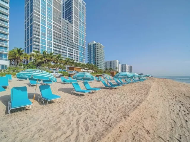 1-bedroom condo for sale in Miami Beach - 6801 Collins Ave 1414 - MondialRealty