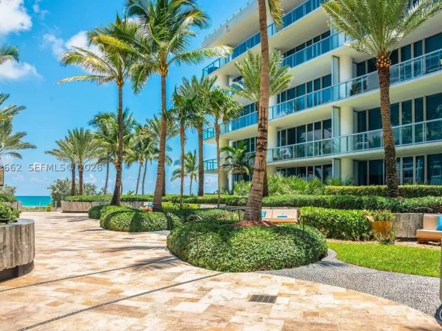 1-bedroom condo for sale in Miami Beach - 6801 Collins Ave 1414 - MondialRealty