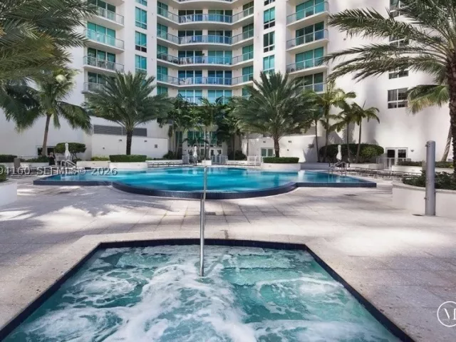 2-bedroom condo for sale in Miami - 300 S Biscayne Blvd T-2012 - MondialRealty
