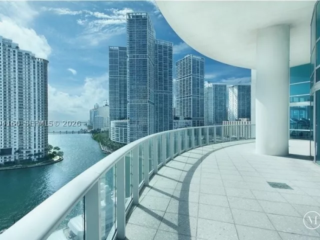 2-bedroom condo for sale in Miami - 300 S Biscayne Blvd T-2012 - MondialRealty