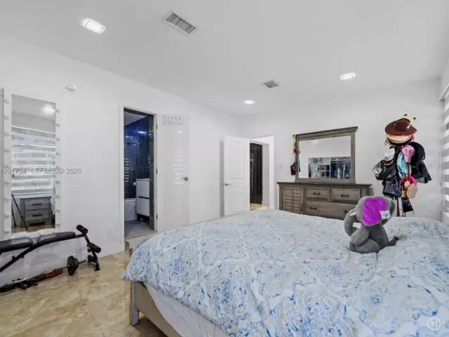 6-bedroom home for sale in Miami - 15305 SW 209th Ave - MondialRealty