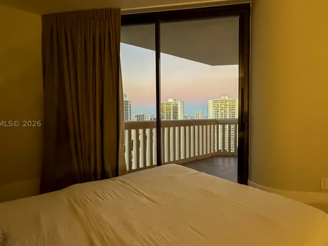 3-bedroom condo for rent in Aventura - 2000 Island Blvd 2404 - MondialRealty