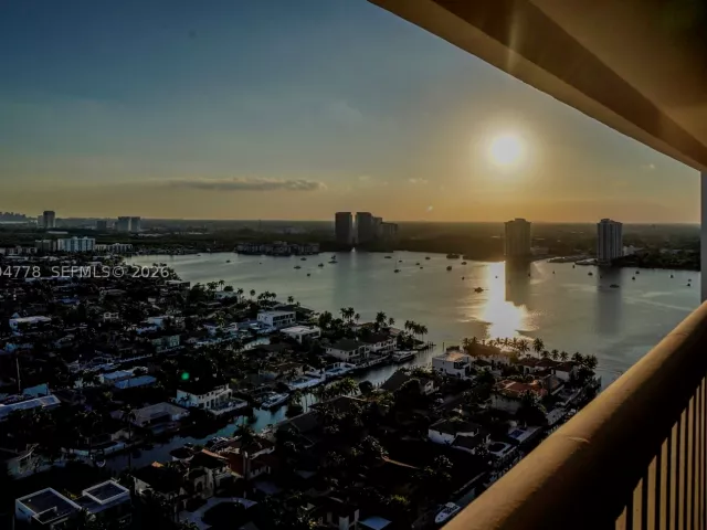 3-bedroom condo for rent in Aventura - 2000 Island Blvd 2404 - MondialRealty