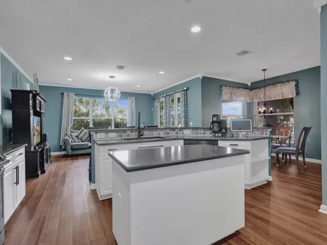 5-bedroom home for sale in West Palm Beach - 6591 Traveler Road - MondialRealty