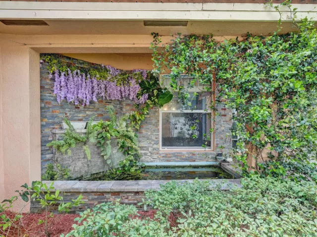 5-bedroom home for sale in West Palm Beach - 6591 Traveler Road - MondialRealty