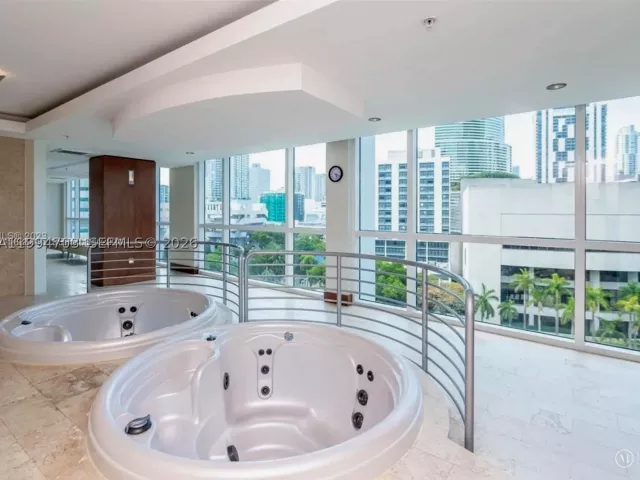 1-bedroom condo for sale in Miami - 41 SE 5th St 1306 - MondialRealty
