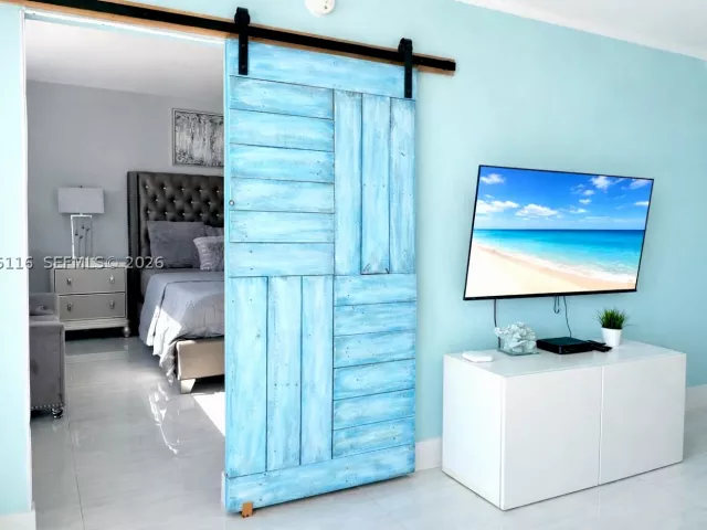 1-bedroom condo for sale in Sunny Isles Beach - 19370 Collins Ave 1121 - MondialRealty